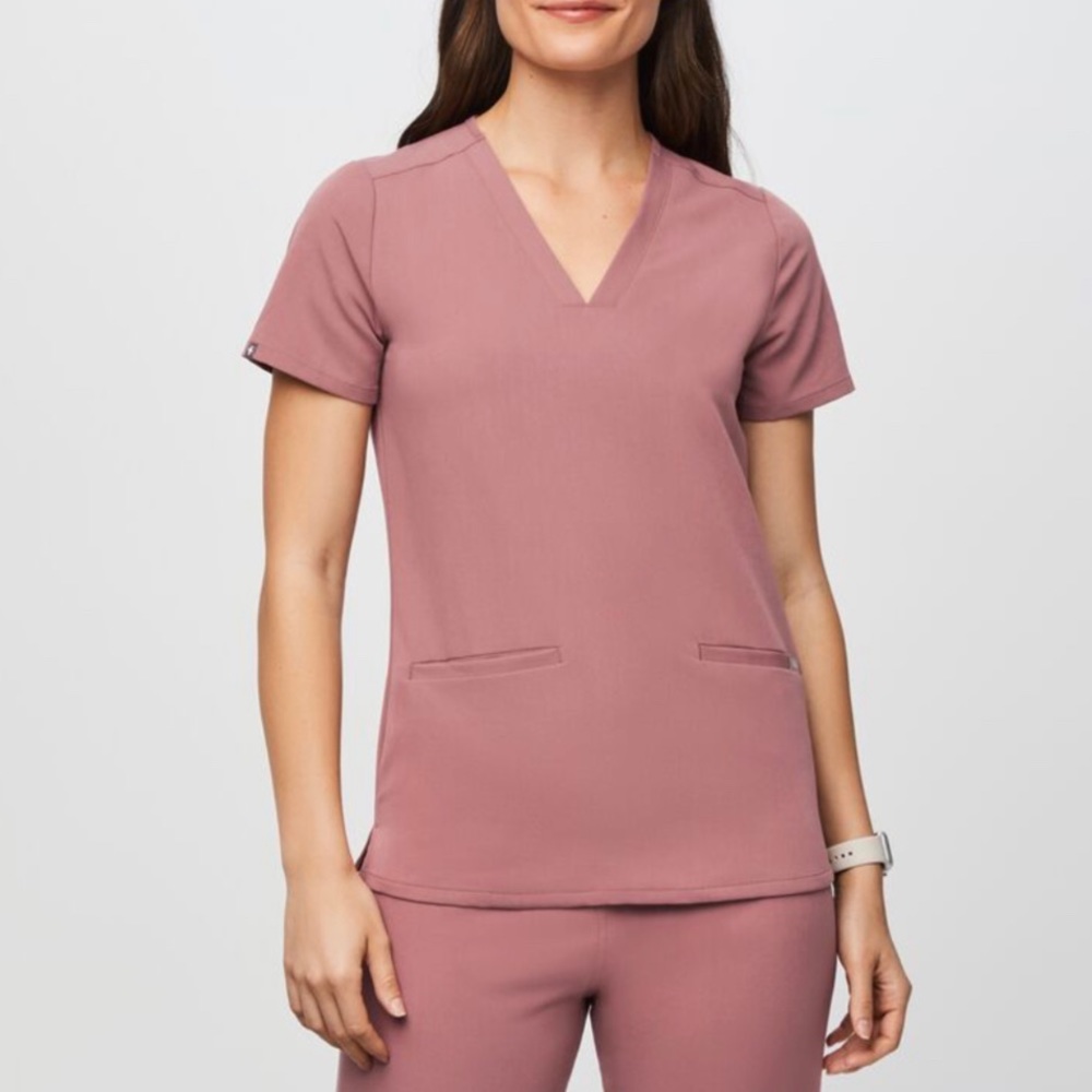 Figs Casma™ Three-Pocket Scrub Top in Mauve